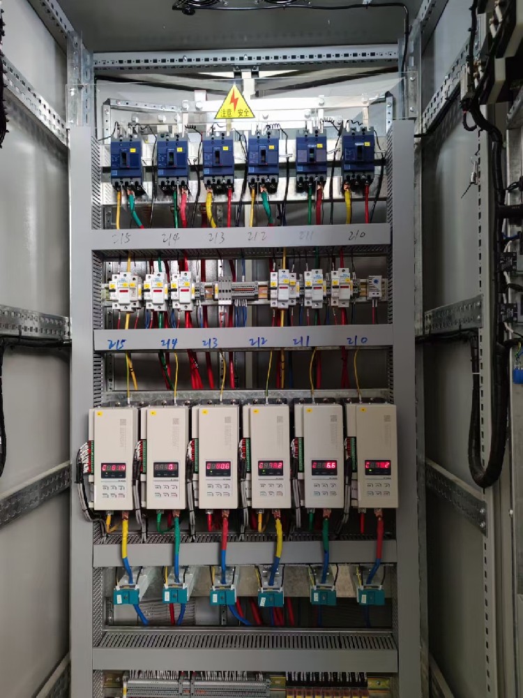 在电力调解器设计中，，，，，，，如那里置电源颤抖和电网脉动的影响？？？？？？？