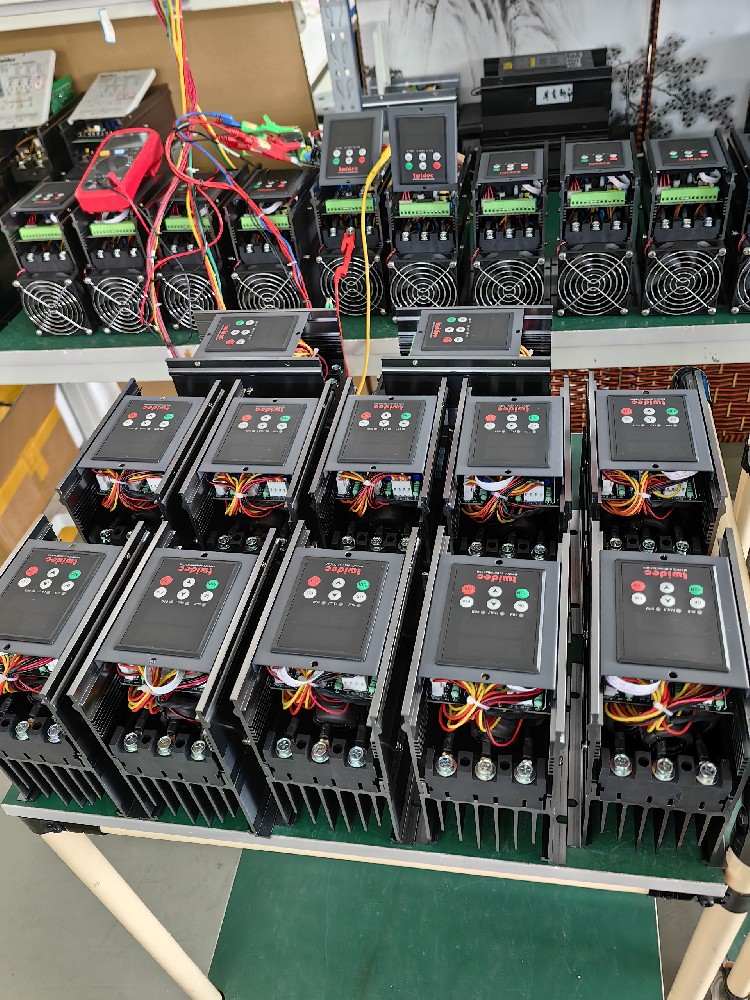 在工业加热应用中，，，，，，，电力调解器怎样包管加热温度的稳固性？？？？？？