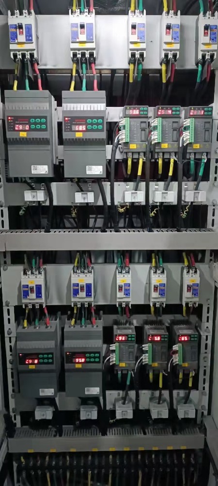 电力调解器在微电网系统中，，，，，怎样协调差别能源发电单位的电力输出？？？？？？？